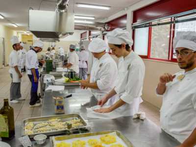 Gli studenti al lavoro nelle cucine della scuola